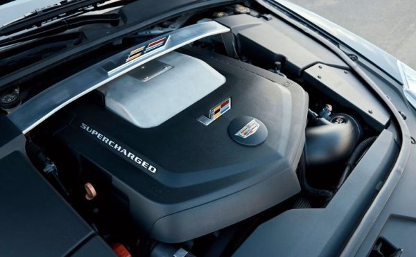 За съжаление това не е най-рядката разновидност с ръчни скорости. Но и автоматикът й прави чест. Повече от десетилетие след излизането си от завода, тази кола все още изглежда футуристична - и брутална. Истеричният писък на компресора при високи скорости води до пристрастяване. 
